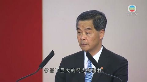 梁振英表揚2殉職消防員 追授金英勇勳章