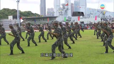 駐港解放軍開放兩軍營 起居飲食成參觀焦點 駐港解放軍開放兩軍營 起居飲食成參觀焦點
