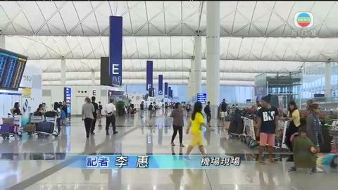 部分旅客於機場航空公司櫃位排隊 盼獲候補機位