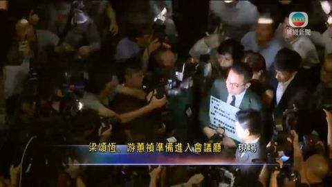 [現場]民主派護送梁頌恆及游蕙禎入立法會會議廳