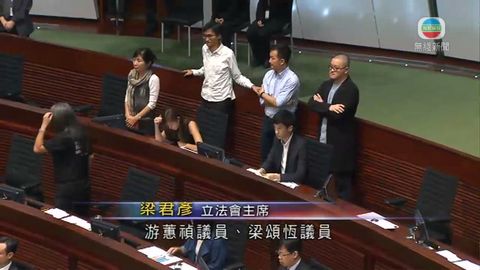 梁頌恆及游蕙禎到立法會要求宣誓 主席宣布休會 梁頌恆及游蕙禎到立法會要求宣誓 主席宣布休會