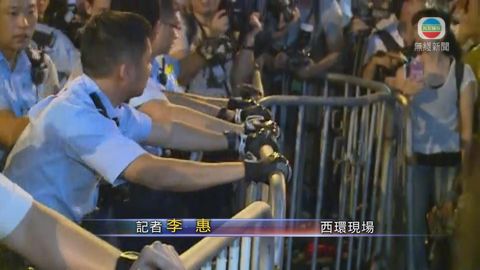 警嘗試推前防線冀疏導交通 示威者向警投擲雜物