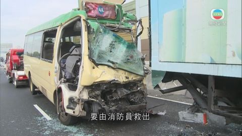 粉嶺公路小巴撞向貨車 十五人受傷