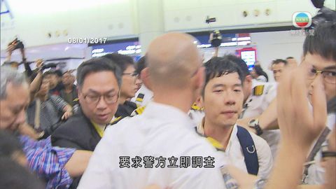 羅冠聰返港時機場遇襲 25名民主派議員譴責