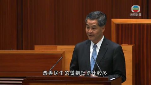 梁振英出席答問會 指香港未來要繼續發展經濟