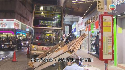 九巴青山道撞倒店舖假天花 7人受傷送院