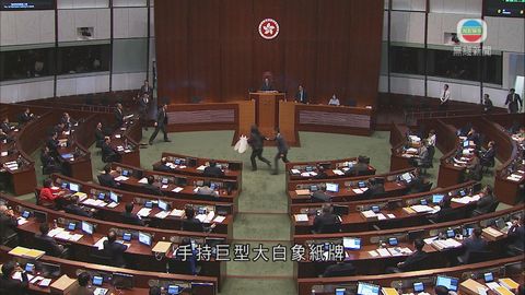 陳茂波發表財政預算案 梁國雄示威被帶離會議廳