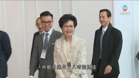 林鄭月娥到達會展 投票中心外與選委握手