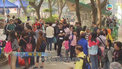 市民趁清明節掃墓 有市民稱祭品較去年貴逾一成 市民趁清明節掃墓 有市民稱祭品較去年貴逾一成