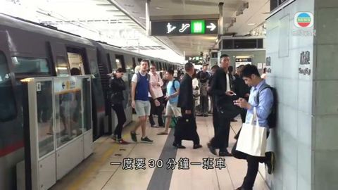 港鐵東涌綫列車服務一度暫停 車站閘外曾排長龍
