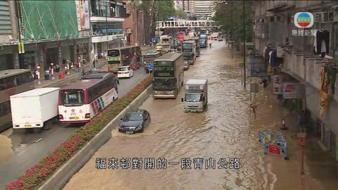 荃灣青山公路食水管爆裂影響交通 料今日完成搶修
