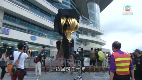 香港眾志等政團黑布包金紫荊廣場雕塑 與保安推撞