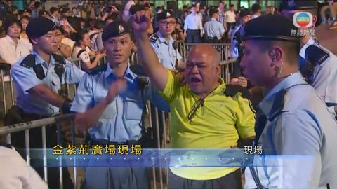 [現場]警方就示威者爬上金紫荊雕塑採取清場行動