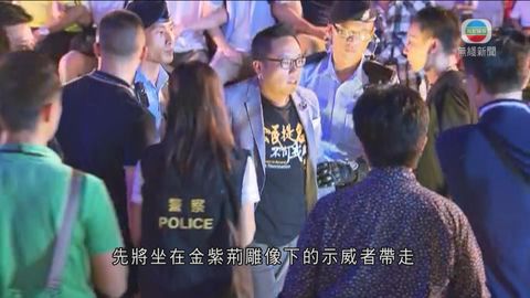 有示威者爬上金紫荊雕像拒離開 遭警方清場拘捕