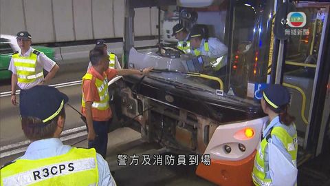 兩巴士大欖隧道相撞22傷 往荃灣方向交通擠塞