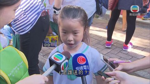 彭麗媛探訪九龍塘幼稚園 有學生獲贈送禮物