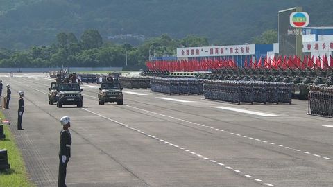習近平到石崗軍營 檢閱駐港解放軍 習近平到石崗軍營 檢閱駐港解放軍