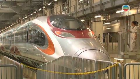 高鐵列車青島出發 港鐵車長深圳接手開往本港 高鐵列車青島出發 港鐵車長深圳接手開往本港