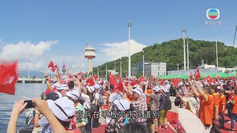 遼寧艦編隊離港 官兵在甲板向市民道別 遼寧艦編隊離港 官兵在甲板向市民道別