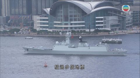 遼寧艦編隊結束行程離港 有市民維港兩岸歡送 遼寧艦編隊結束行程離港 有市民維港兩岸歡送