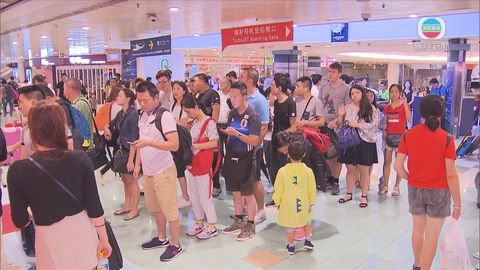 來往香港澳門航線暫停 乘客到港澳客運碼頭退票