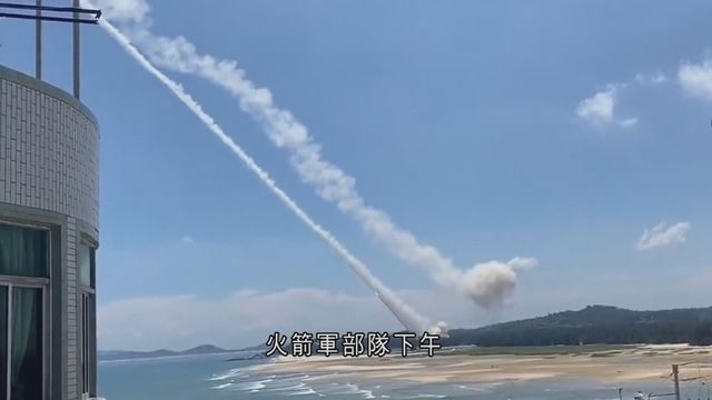 解放軍火箭軍部隊對台島東部外海預定海域實施火力突擊 導彈全命中目標