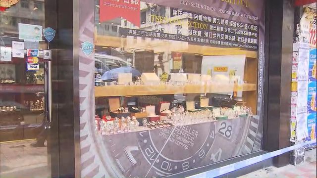 銅鑼灣發生劫案 四名男子部分持刀及懷疑槍械劫走約80隻手表