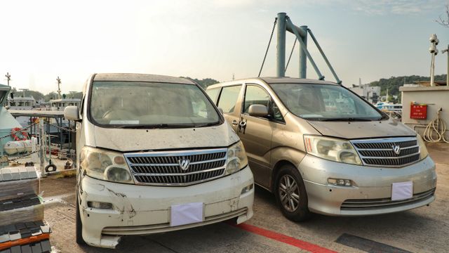 其中兩輛懷疑用作走私貨物的私家車。