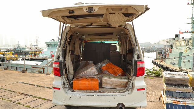 其中一輛懷疑用作走私貨物的私家車。