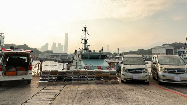 檢獲的懷疑走私智能電話和被扣查的三輛私家車。