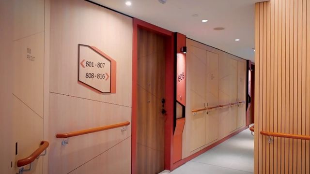 樓層公共走廊設有扶手及防滑地台。