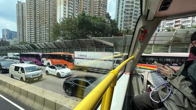 將軍澳道近翠屏南邨5車相撞 涉4輛旅遊巴近100人傷 將軍澳道近翠屏南邨5車相撞 涉4輛旅遊巴近100人傷