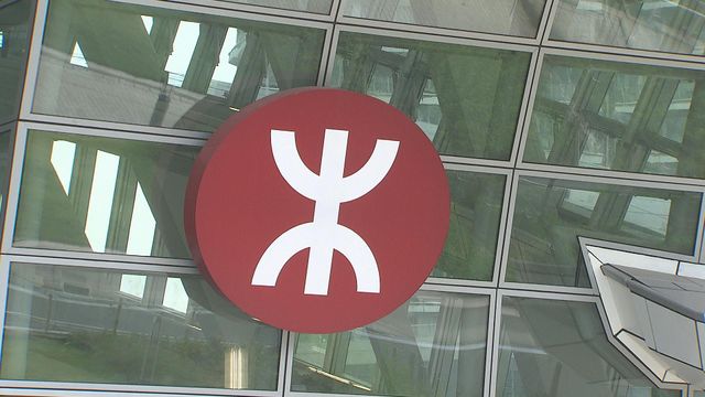 湾仔站有人打开列车紧急出口斜道 港岛线列车服务逐步回复正常 湾仔站有人打开列车紧急出口斜道 港岛线列车服务逐步回复正常
