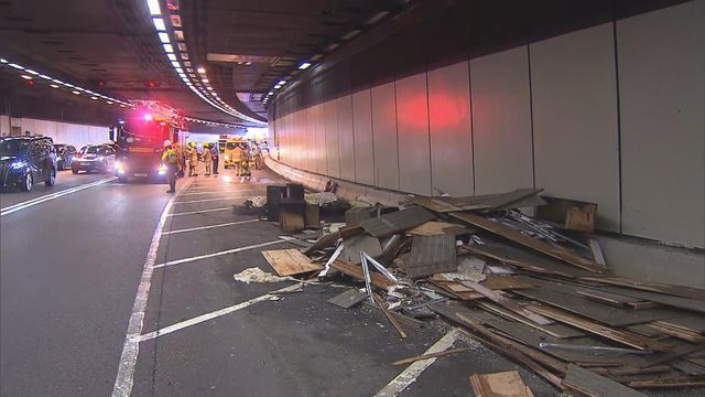 【交通消息】西隧起火車輛拖離管道 往九龍方向慢線已解封 【交通消息】西隧起火車輛拖離管道 往九龍方向慢線已解封