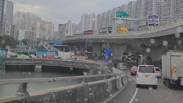 東區走廊往中環方向部分行車線已解封 車龍有待消散 東區走廊往中環方向部分行車線已解封 車龍有待消散