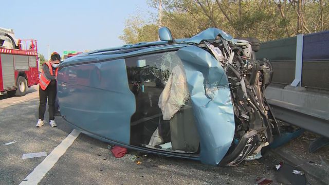 大埔吐露港公路發生兩宗交通意外 其中一輛私家車翻側至少六傷