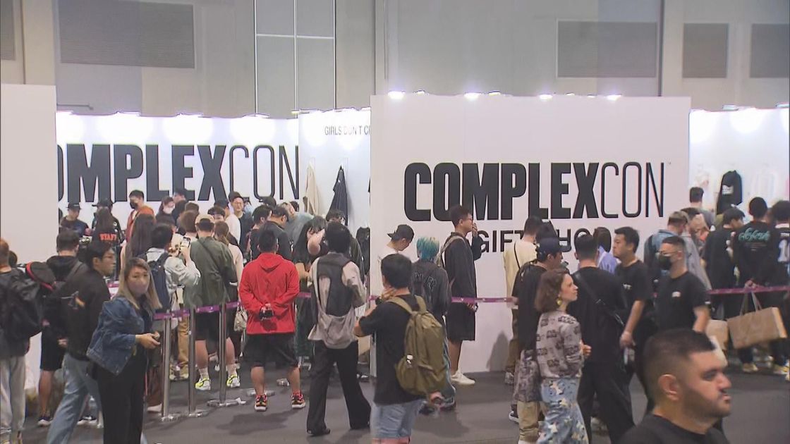 ComplexCon s’installe à Hong Kong et l’ambiance est animée. Les visiteurs font la queue pour acheter des souvenirs officiels | TVB News