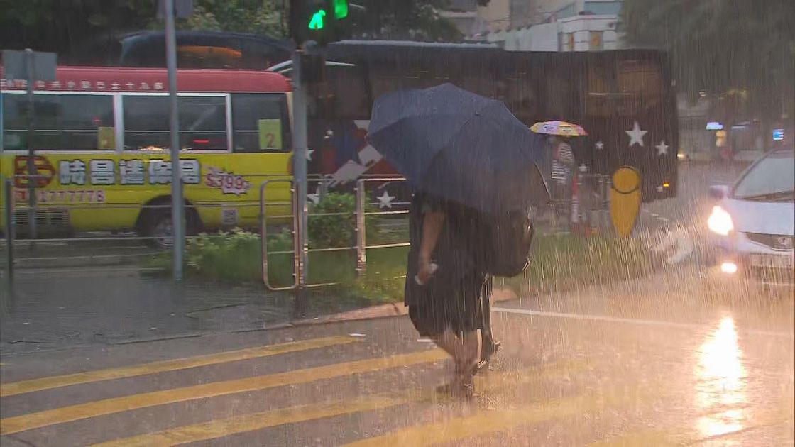 黃雨警告一度生效五個多小時 部分地區錄約100毫米雨量 | 無綫新聞TVB News