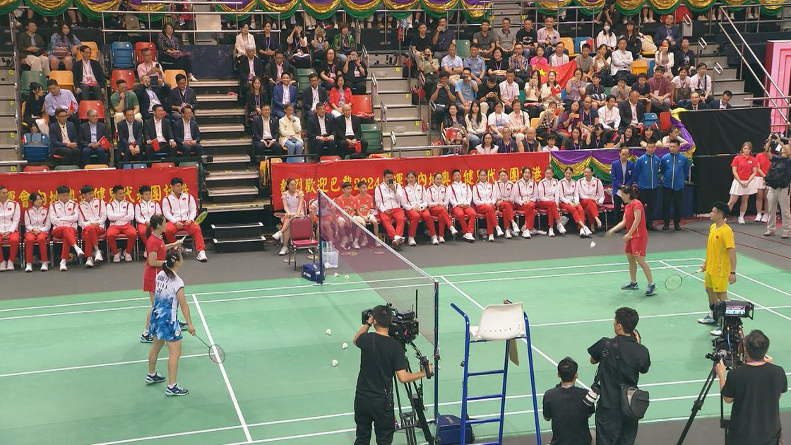 【National Team Visits Hong Kong】Multiple gold medalists demonstrate playing badminton and table tennis with the audience | TVB News