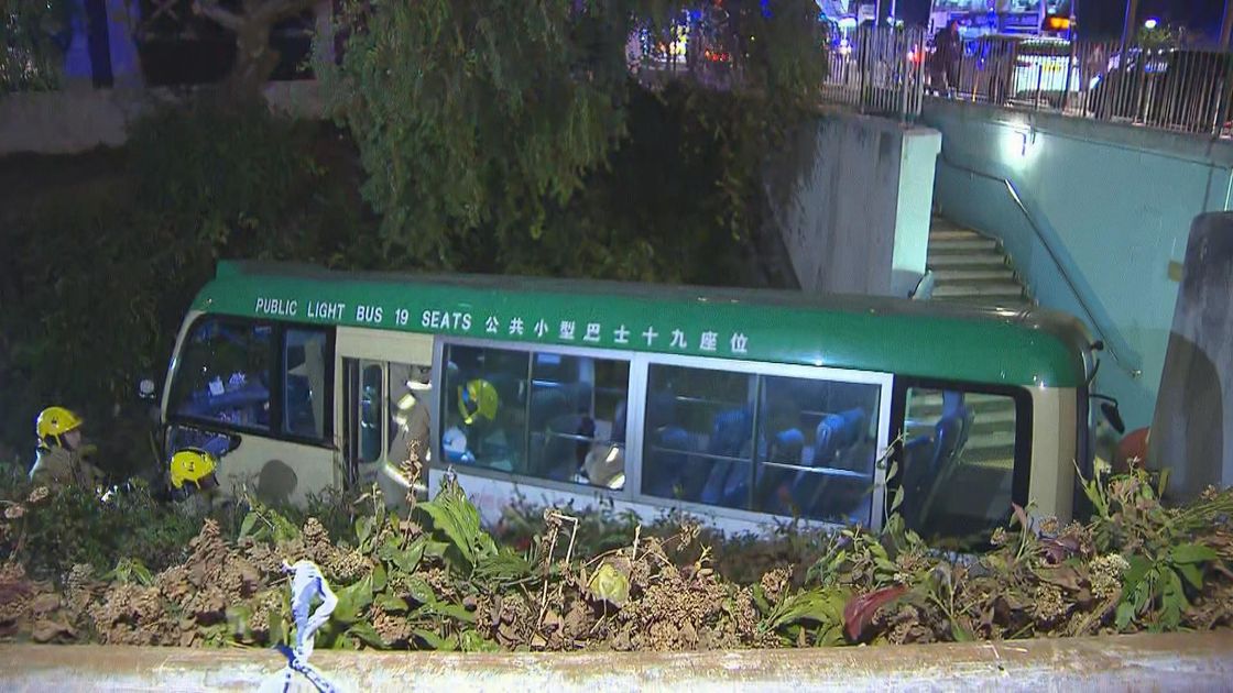 沙田有小巴疑失控跌落行人隧道司機一度被困兩名乘客受傷| 無綫