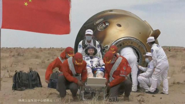 Shenzhou-19 spaceship touches down at Dongfeng landing site Shenzhou-19 spaceship touches down at Dongfeng landing site
