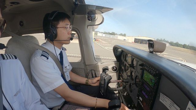 時事多面睇｜文科出身、人到中年轉跑道　港人報考見習機師圓飛行夢