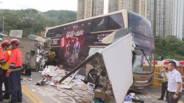 A truck collided with a bus in Kwun Tong A truck collided with a bus in Kwun Tong