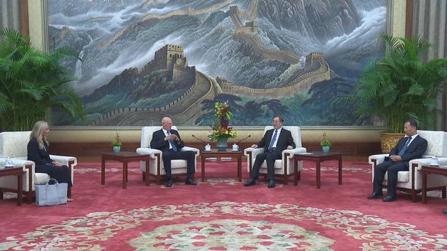 China urges US to view China's development in correct way China urges US to view China's development in correct way