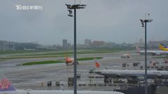 港航客機降落桃園機場後與海航班機迎面相遇 疑因控制塔指令錯誤 港航客機降落桃園機場後與海航班機迎面相遇 疑因控制塔指令錯誤