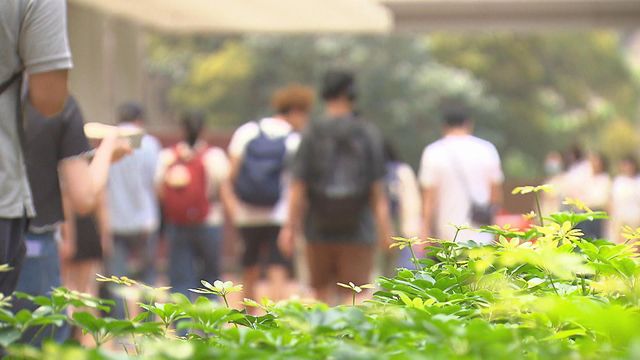 時事多面睇｜自資院校超收非本地生　反映香港學位多、學生少？