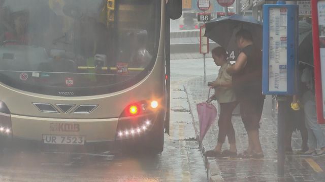 Amber Rainstorm Warning Signal is issued at 5:05pm Amber Rainstorm Warning Signal is issued at 5:05pm
