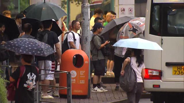 時事多面睇｜8號信號有風假　黑雨為何要上班？