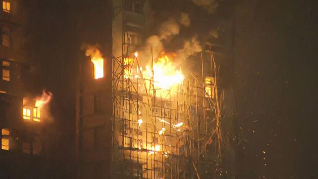 大火調查方向｜本台發現承建商疑用發泡膠封窗　打鑿外牆時保護玻璃