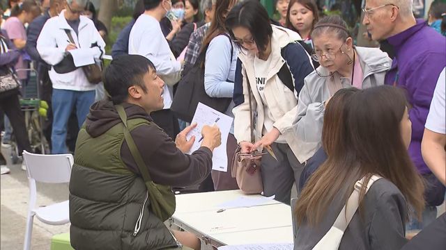 Wang Fuk Court victims lining up to get financial assistance from groups Wang Fuk Court victims lining up to get financial assistance from groups